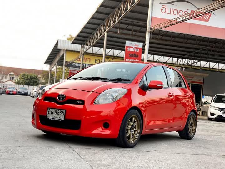 Toyota Yaris สีแดงสดสวยๆ